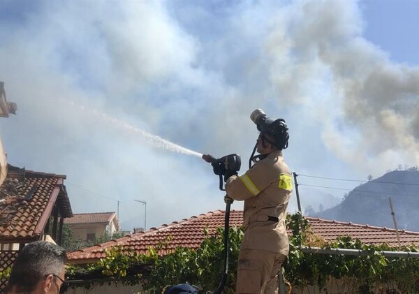 Κύπρος: Ανεξέλεγκτη πυρκαγιά στον Αρακαπά- Δύο αεροσκάφη στέλνει η Ελλάδα