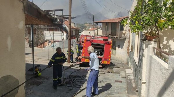Κύπρος: Ανεξέλεγκτη πυρκαγιά στον Αρακαπά- Δύο αεροσκάφη στέλνει η Ελλάδα