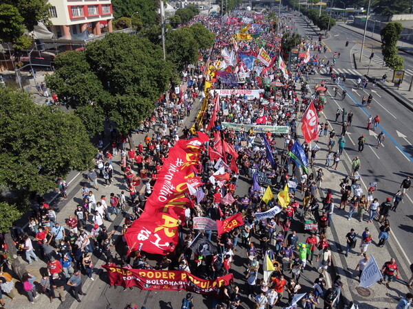 Στους δρόμους χιλιάδες Βραζιλιάνοι αξιώνουν την απομάκρυνση Μπολσονάρο - «Να διώξουμε το τέρας από την εξουσία»
