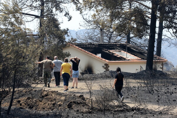 Κύπρος: Υπό μερικό έλεγχο η ολέθρια πυρκαγιά - Καμένα σπίτια, ζημιές, 4 νεκροί - 