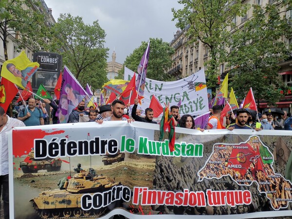Παρίσι: Διαδήλωση κατά της τουρκικής εισβολής στο βόρειο Ιράκ - «Ησυχία, βομβαρδίζουν το Κουρδιστάν» 