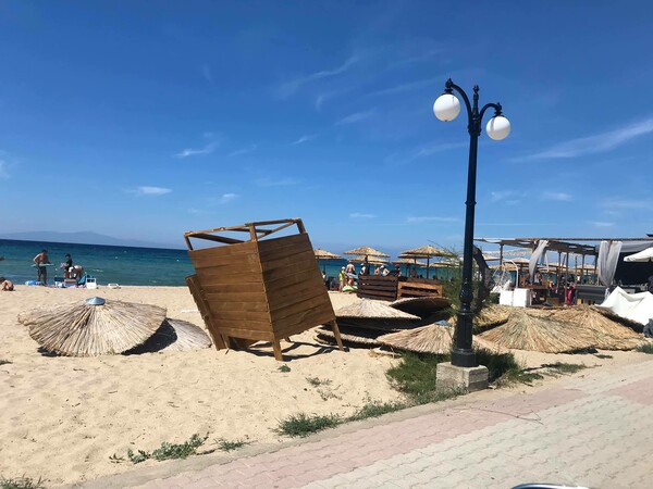 Ανεμοστρόβιλος έπληξε παραλία των Νέων Μουδανιών - Εικόνες