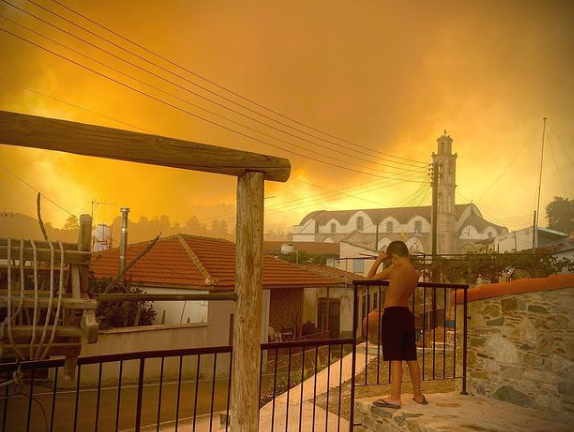 Φωτιά στην Κύπρο: Η γυναίκα πίσω από τη συγκλονιστική φωτογραφία -«Ποτέ δεν έχω δει κάτι τέτοιο»