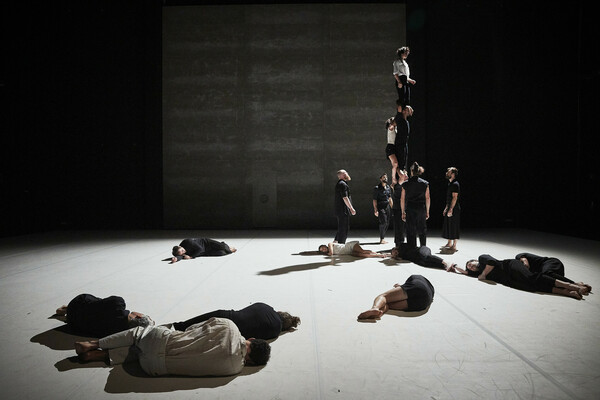“Möbius”: Μια υψηλών προδιαγραφών χοροθεατρική παράσταση με ακροβατική εσάνς