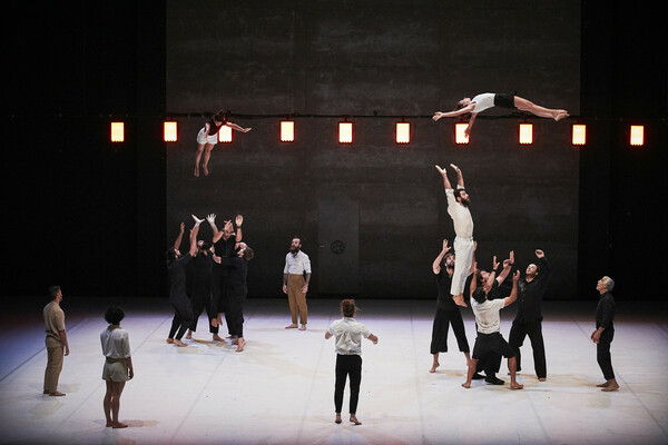 “Möbius”: Μια υψηλών προδιαγραφών χοροθεατρική παράσταση με ακροβατική εσάνς