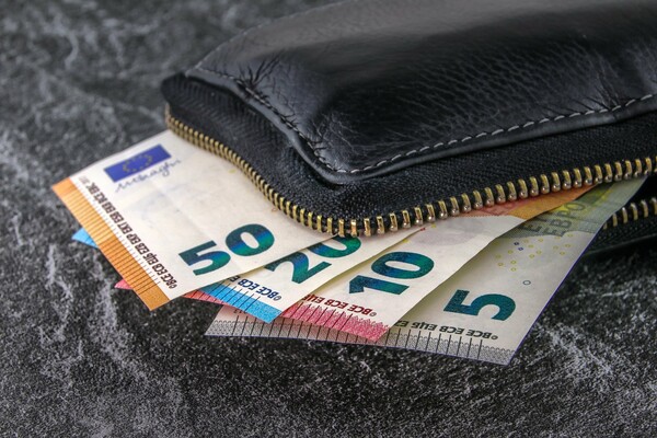 Λάρισα: Φοιτήτριες βρήκαν και παρέδωσαν πορτοφόλι με 8.000 ευρώ