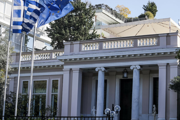 Σε δημόσια διαβούλευση νομοσχέδιο για το lobbying- Τι προβλέπει για τα δώρα σε μέλη της κυβέρνησης και ΠτΔ