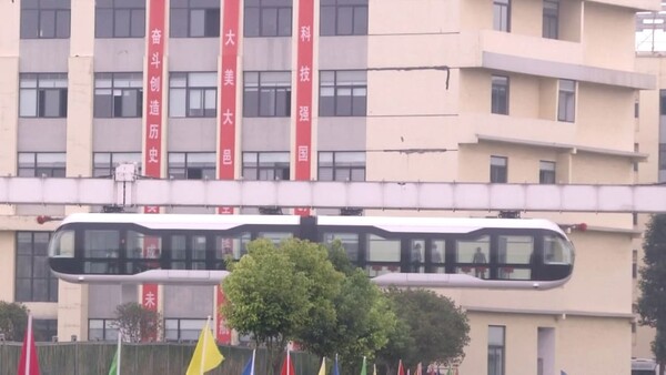 Πρεμιέρα στην Κίνα για το τρένο - «πάντα» με το γυάλινο δάπεδο 