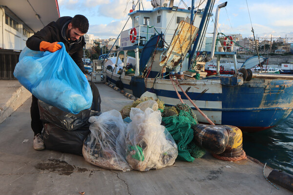 Εθελοντές ανέσυραν 14 τόνους σκουπιδιών από 8 ελληνικά λιμάνια- Ποδήλατα, ρόδες μέχρι και θυμιατό