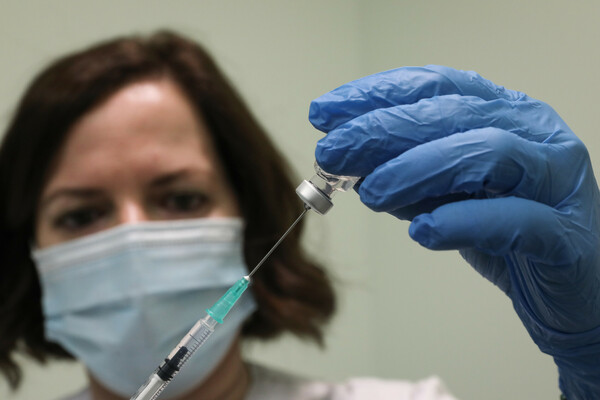 Δημοσκόπηση: «Σίγουρα ναι» στον υποχρεωτικό εμβολιασμό ορισμένων επαγγελματιών λέει το 49%
