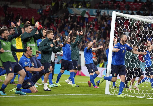 Euro 2020: Στον τελικό η Ιταλία - Έξαλλοι πανηγηρισμοί από τους φίλους της «σκουάντρα ατζούρα»