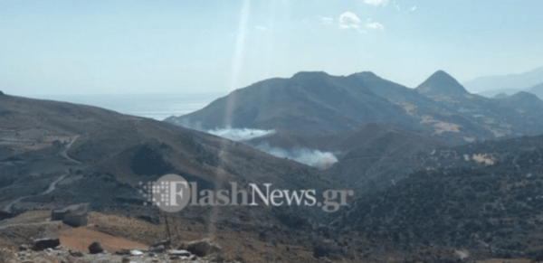 Κρήτη: Μεγάλη φωτιά στην Πρέβελη -Απομακρύνθηκαν οι κατασκηνωτές, Ανησυχία για το φοινικόδασος 