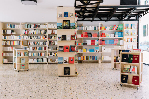 Σ22: Το νέο βιβλιοπωλείο της Νεφέλης ένας φιλόξενος χώρος για να ψάξεις ένα καλό βιβλίο