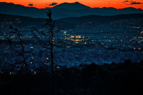 Όταν ο ήλιος δύει στην Αθήνα: Ο βράχος της Ακρόπολης «πάνω» από την πόλη καθώς οι ακτίνες σβήνουν