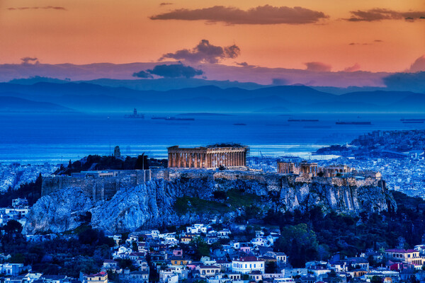 Όταν ο ήλιος δύει στην Αθήνα: Ο βράχος της Ακρόπολης «πάνω» από την πόλη καθώς οι ακτίνες σβήνουν