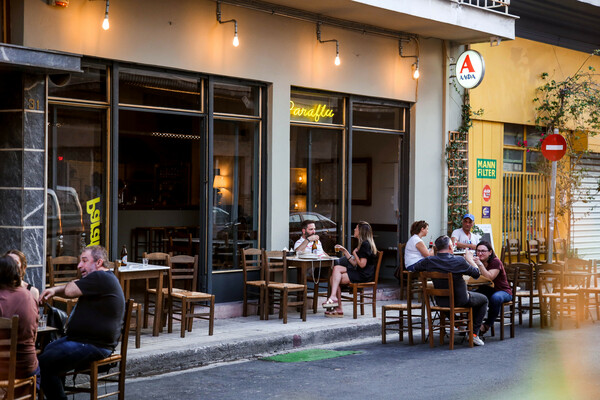 Τρώγοντας κάτω από τις γραμμές, στα στέκια του Βοτανικού