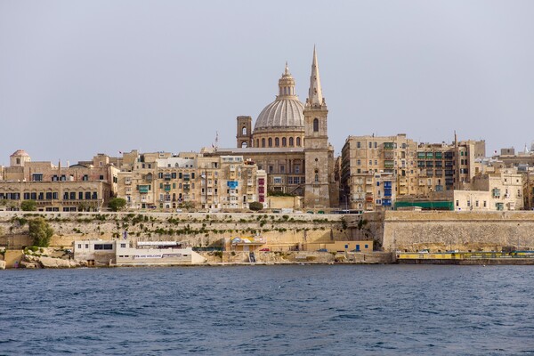 Η Μάλτα επιτρέπει την είσοδο μόνο σε πλήρως εμβολιασμένους