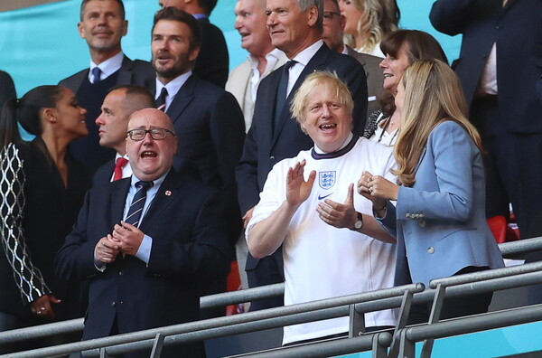 Βρετανία: Σενάρια για «νέα αργία» ή «έκτακτο ρεπό» στην περίπτωση νίκης της Αγγλίας στο Euro 2020 