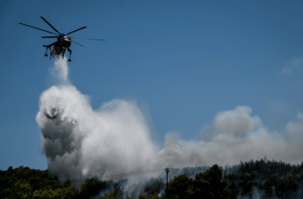 Τέσσερις πυρκαγιες σε Ελευσίνα και Ασπρόπυργο, σε εξέλιξη και στον Βαρνάβα - Διακοπές κυκλοφορίας από την Τροχαία 