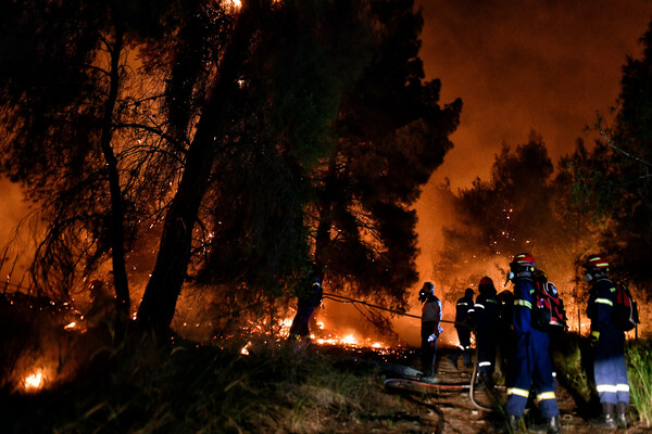 Σε ολονύχτια επιφυλακή οι πυροσβεστικές δυνάμεις- Η τελευταία εικόνα στα πύρινα μέτωπα