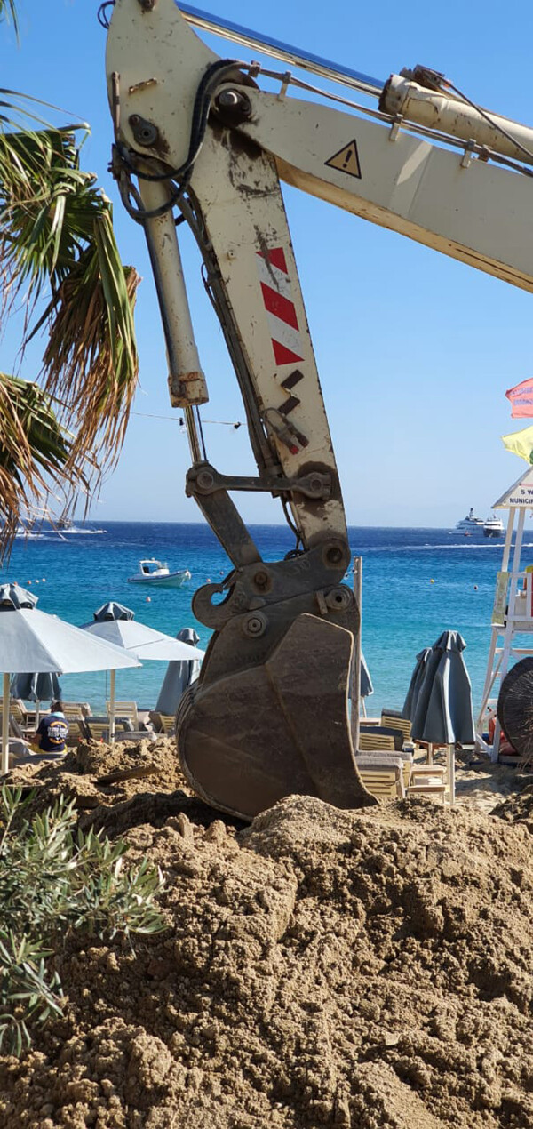 Μύκονος: «Έσκασε» η αποχέτευση και χύθηκαν λύματα - Κόκκινη σημαία στην παραλία Πλατύς Γιαλός