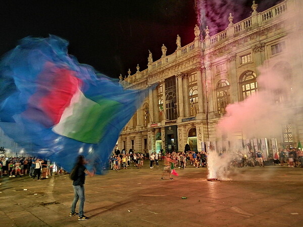 Πάρτι σε δρόμους και πλατείες έστησαν οι Ιταλοί μετά την κατάκτηση του Euro 2020