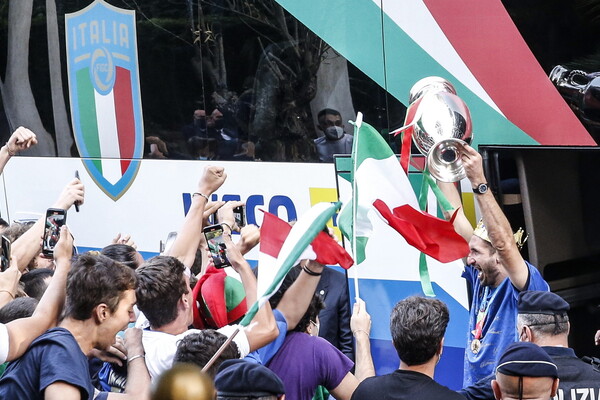 Βίντεο: Η επιστροφή των πρωταθλητών Ευρώπης στην Ιταλία- Με στέμμα στο κεφάλι ο Κιελίνι