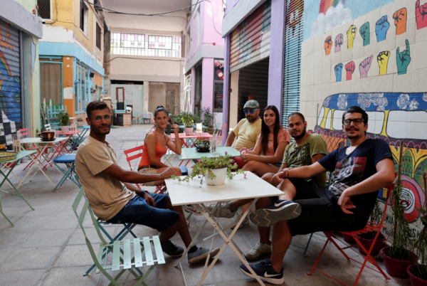 Θεσσαλονίκη: Κωφοί σερβιτόροι σε καφέ που προωθεί τη νοηματική γλώσσα