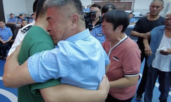 Βίντεο: Η στιγμή που γονείς στην Κίνα ξανασυναντούν τον γιο τους 24 χρόνια μετά την αρπαγή του