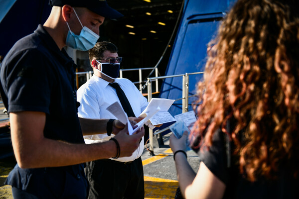 Το Λιμενικό αναλαμβάνει από αύριο τους ελέγχους για την επιβίβαση στα πλοία 