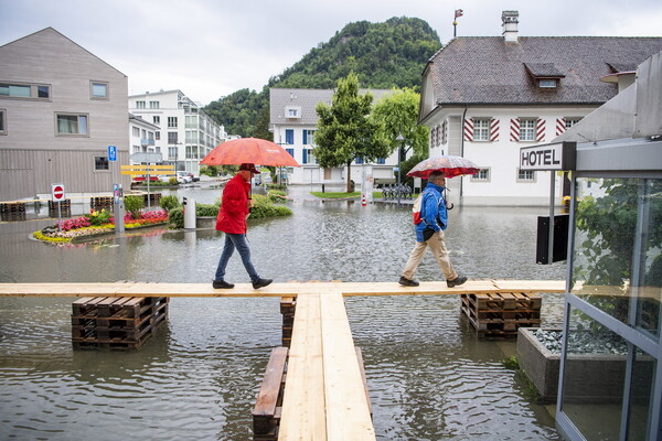 Πλημμύρες στην Ευρώπη: Σε συναγερμό Ελβετία και Γαλλία [ΕΙΚΟΝΕΣ&ΒΙΝΤΕΟ]
