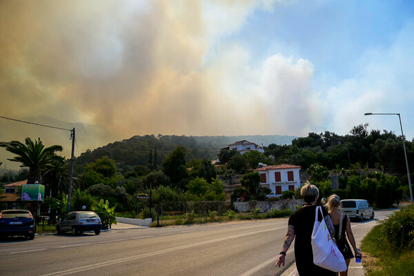 Σάμος: Μαίνεται ανεξέλεγκτη η φωτιά - Εκκενώθηκαν κατοικίες και ξενοδοχεία (Φωτογραφίες)
