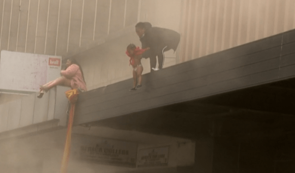 Νότια Αφρική: Μητέρα έριξε τη 2 ετών κόρη της από κτίριο, για να τη σώσει από τη φωτιά (Βίντεο)