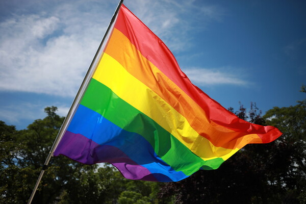 Η Κομισιόν κινείται εναντίον Πολωνίας και Ουγγαρίας για τα δικαιώματα των ΛΟΑΤΚΙ