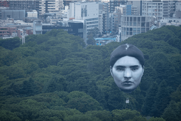 «Με το βλέμμα στην πανδημία»: Και ξαφνικά, ένα αιωρούμενο πρόσωπο ξεπρόβαλλε πάνω από πάρκο του Τόκιο 
