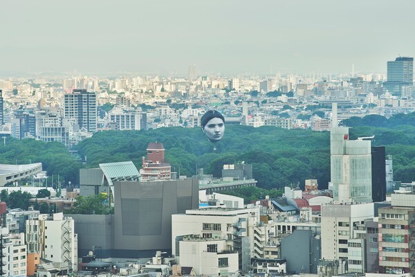 «Με το βλέμμα στην πανδημία»: Και ξαφνικά, ένα αιωρούμενο πρόσωπο ξεπρόβαλλε πάνω από πάρκο του Τόκιο 
