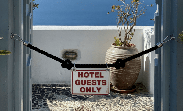Ξενοδόχοι: Οι τουρίστες με Covid που έμεναν σε δωμάτια βραχυχρόνιας μίσθωσης να περνούν εκεί την καραντίνα