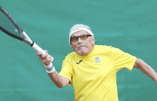 Γεννήθηκε το 1924 και παίζει ακόμα τένις - Φυσικά μπήκε στα ρεκόρ Γκίνες