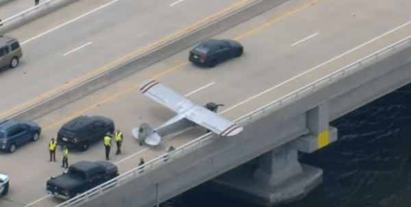 ΗΠΑ: 18χρονος έκανε αναγκαστική προσγείωση σε γέφυρα (Βίντεο)