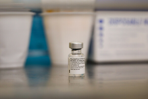 Εμβόλια Pfizer & Moderna: Οδηγίες ΕΟΦ προς γιατρούς για πολύ σπάνια περιστατικά μυοκαρδίτιδας
