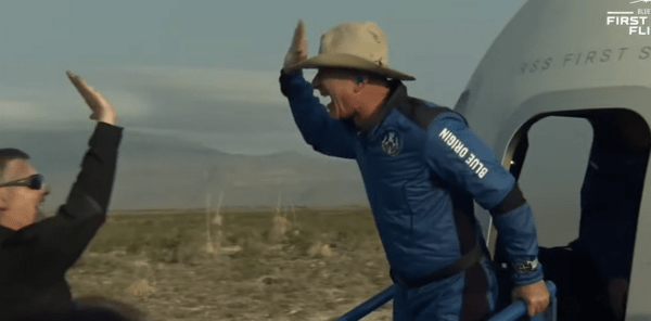 Τζεφ Μπέζος: Ο πλουσιότερος άνθρωπος στη Γη, ταξίδεψε στο Διάστημα