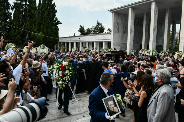 Το τελευταίο αντίο στον Τόλη Βοσκόπουλο: Στιγμιότυπα από την εξόδιο ακολουθία στο Α' Νεκροταφείο Αθηνών
