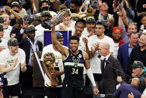 NBA: Πρωταθλητές οι Μπακς με τον Γιάννη Αντετοκούνμπο να γράφει ιστορία