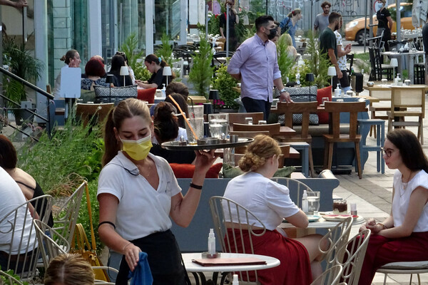 Μόνο για Έλληνες και Ευρωπαίους, ο ηλεκτρονικός έλεγχος πιστοποίησης εμβολιασμού για την είσοδο σε κλειστούς χώρους