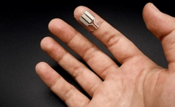 Φορτίζοντας το κινητό με τα δάχτυλα του χεριού σου