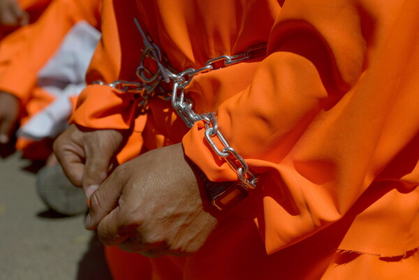 Η διοίκηση Μπάιντεν μεταφέρει τον πρώτο κρατούμενο εκτός Γκουαντάναμο 