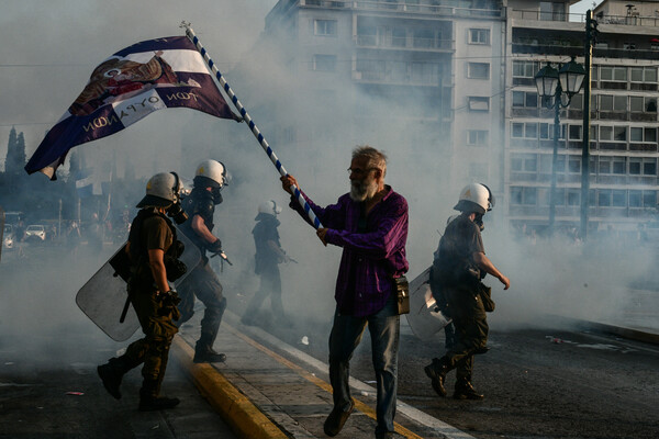 Προσαγωγές στην πορεία στο Σύνταγμα κατά του υποχρεωτικού εμβολιασμού