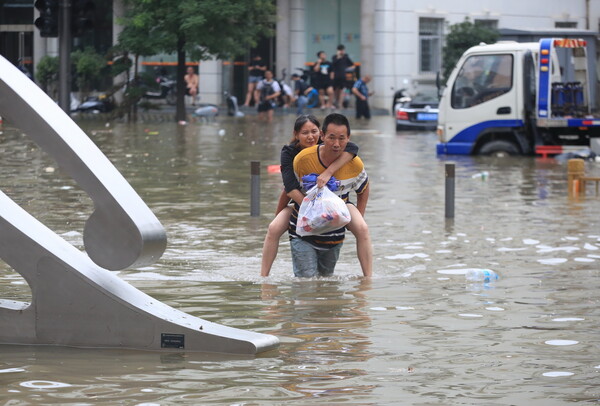 Πλημμύρες στην Κίνα: Οι νεκροί έχουν φθάσει τους 33, άλλοι 8 άνθρωποι εξακολουθούν να αγνοούνται 