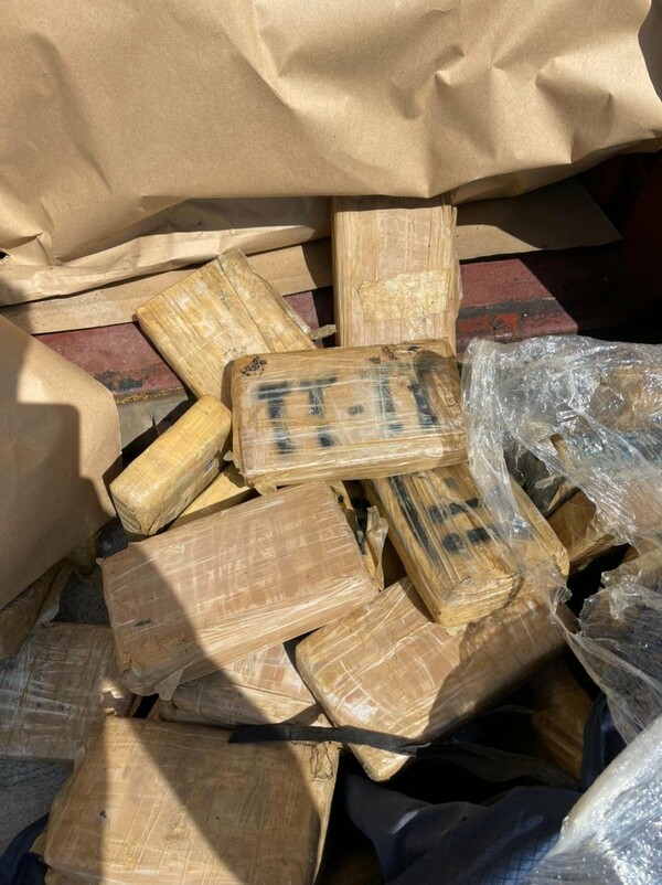 Λιμάνι Πειραιά: 351 κιλά κοκαΐνης βρέθηκαν σε κοντέινερ με τσουβάλια καφέ