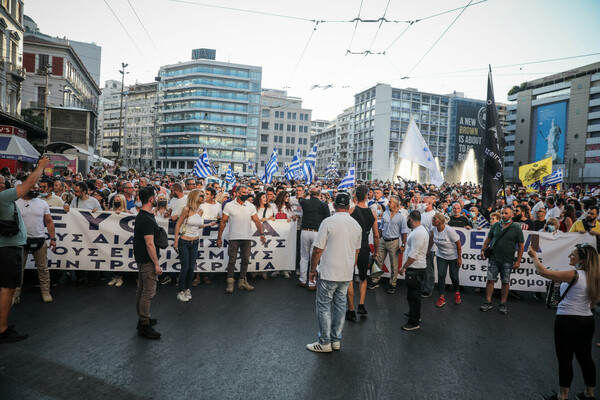 Ένταση και χημικά στο Σύνταγμα μετά την πορεία κατά του υποχρεωτικού εμβολιασμού και των «διαχωρισμών»